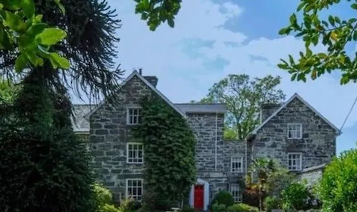 Cae Nest Hall