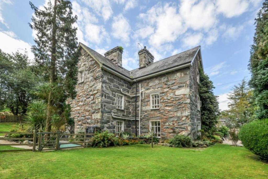 Cae Nest Hall Holiday home